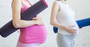 femmes enceintes avec tapis de Pilates